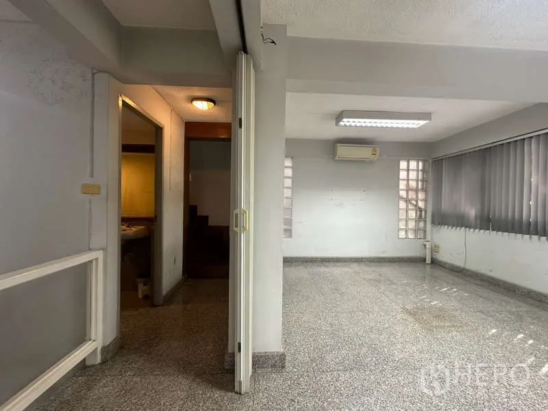 อาคารพาณิชย์ ให้เช่าในKhlong Toei, Bangkok - พื้นที่ทำงานโล่ง พร้อมประตูพับ ทางเข้าห้องน้ำและบันได