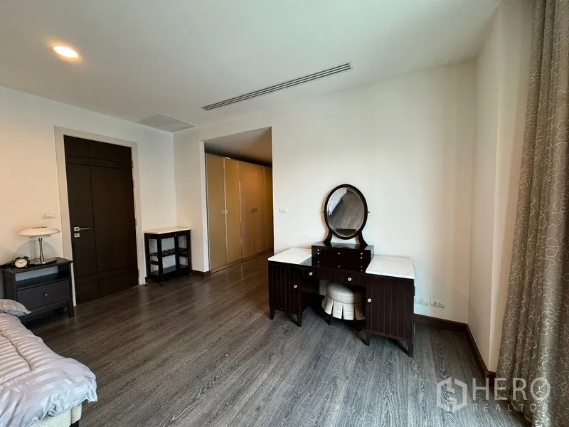 คอนโด ให้เช่าในPathum Wan, Bangkok - ห้องนอนกว้างมีโต๊ะเครื่องแป้ง ตู้เสื้อบิวท์อิน และพื้นไม้สีเข้ม