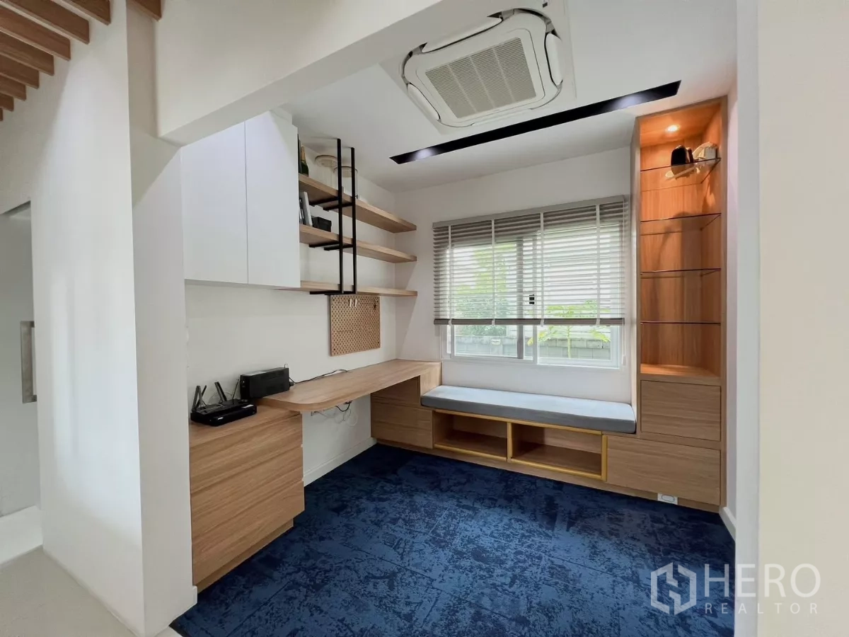 独立式住宅 出租或出售在Khlong Luang, Pathum Thani - 家用书房，L形书桌、壁架与窗边坐榻