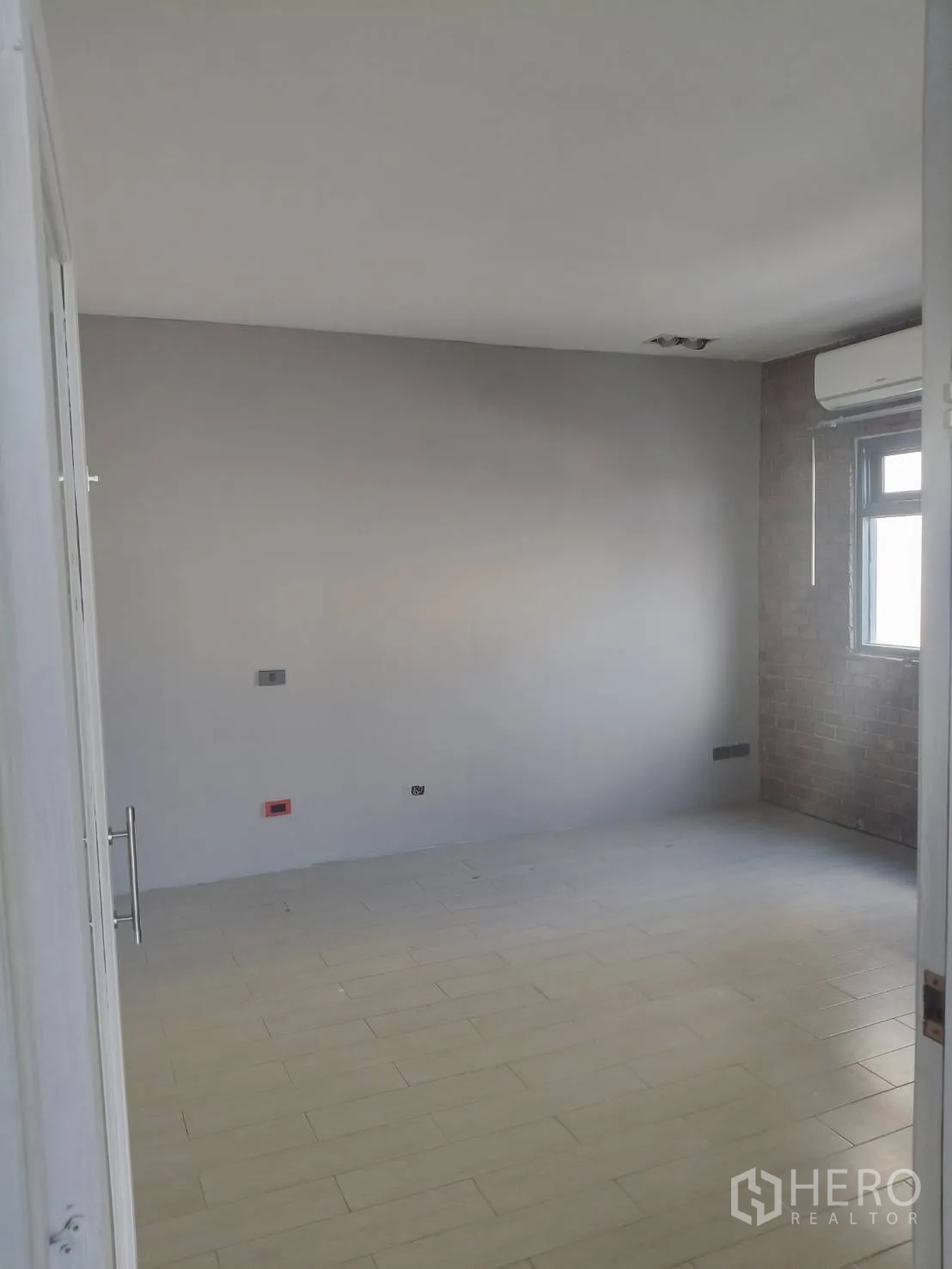 สำนักงาน ให้เช่าในKhlong Toei, Bangkok - ห้องส่วนตัวพร้อมหน้าต่าง แอร์แบบแยกส่วน และพื้นลายไม้