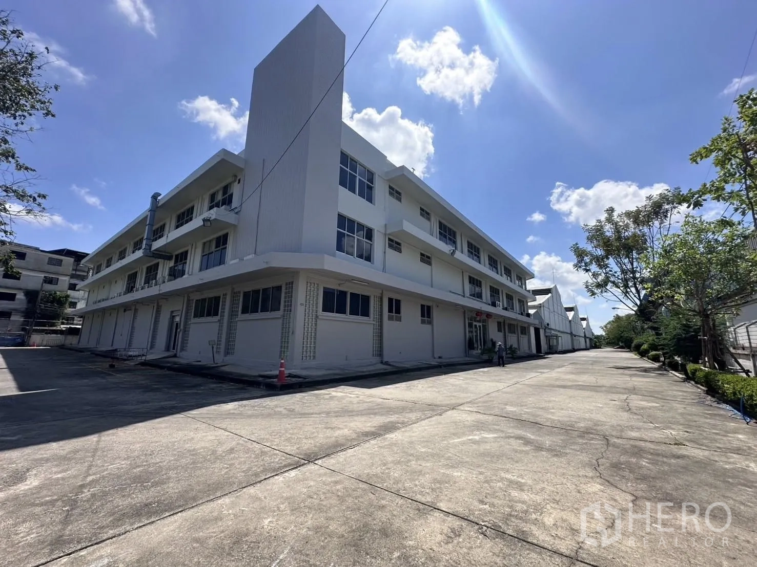 คลังสินค้า for rent in Mueang Samut Prakan, Samut Prakan - มุมมองอาคารสำนักงาน 3 ชั้นติดกับแถวโกดัง ใต้ท้องฟ้าแจ่มใส