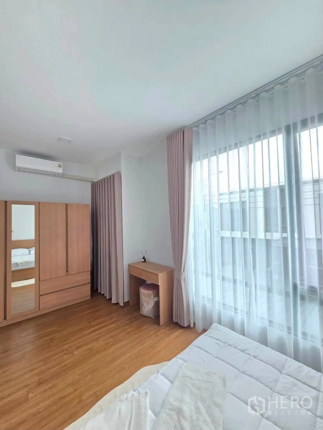 联排别墅 for rent in Bang Phli, Samut Prakan - 主卧配落地大窗、纱帘与衣柜。