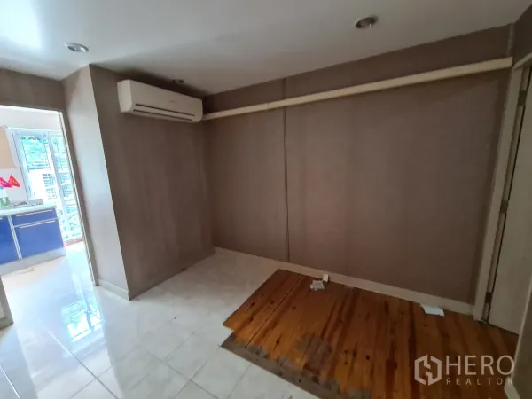 店屋 出租或出售在Sathon, Bangkok - 小型房间，壁挂空调，带抬高木地台与明亮通道。