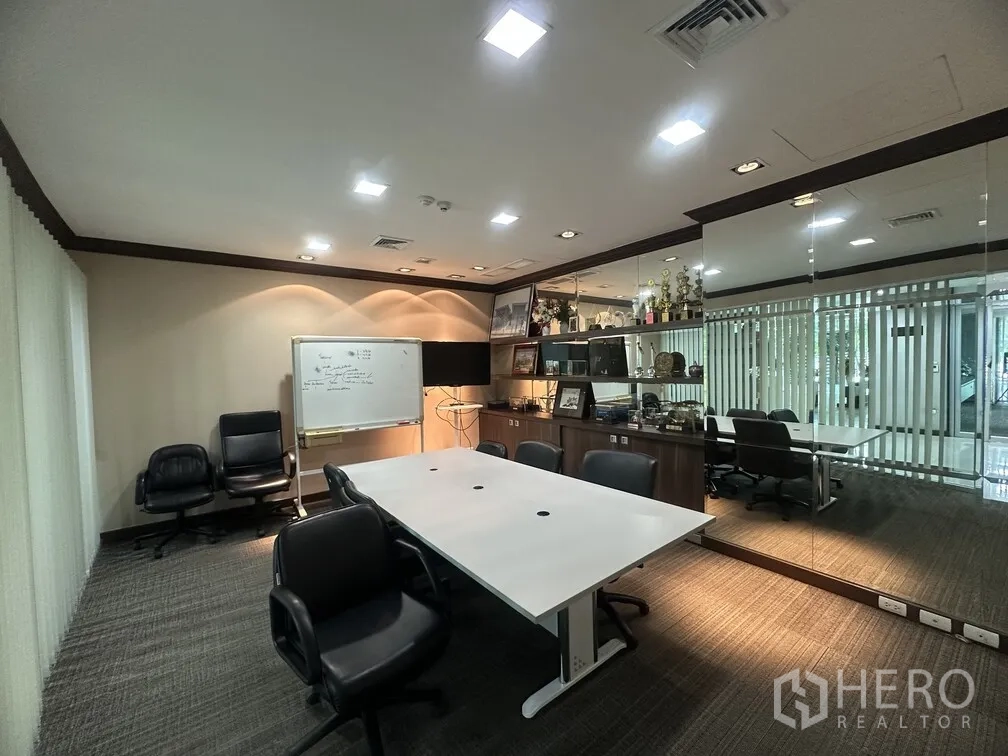 Factory for rent in Lam Luk Ka, Pathum Thani - Private meeting room with whiteboard, display shelves and a mirrored wall.