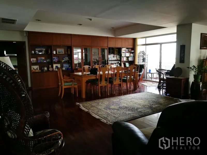 公寓 出租或出售在Watthana, Bangkok - 开放式餐区，内置柜体并连接阳台。