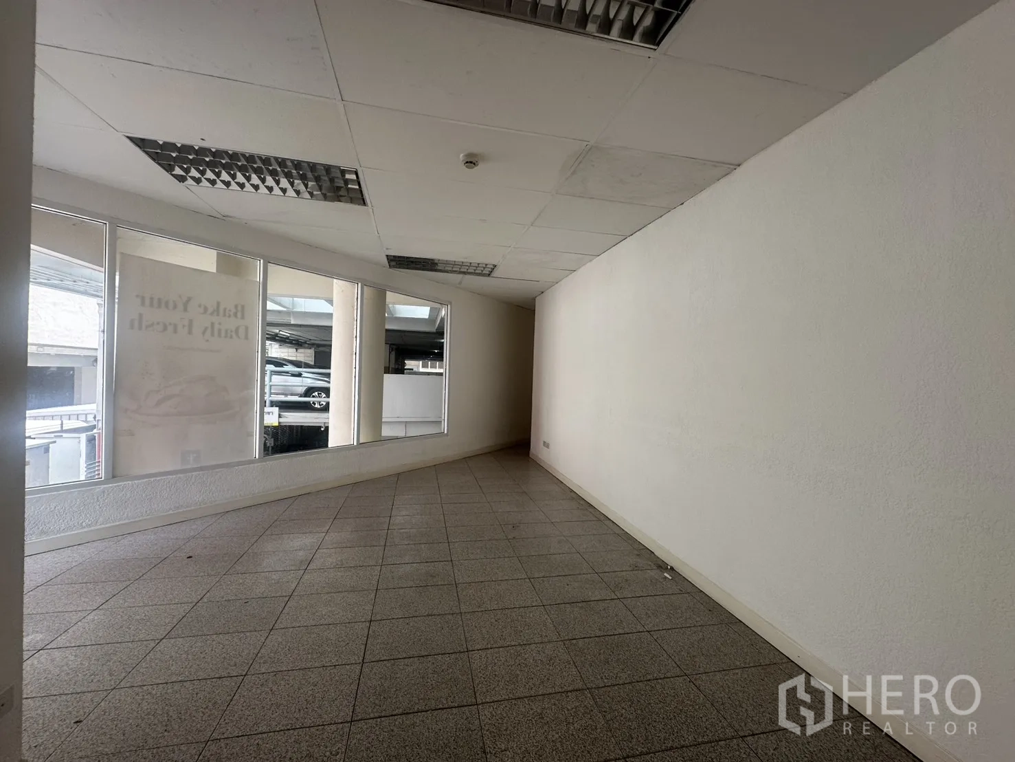 零售空间 for rent in Pathum Wan, Bangkok - 侧边封闭房间，带窗与吊顶