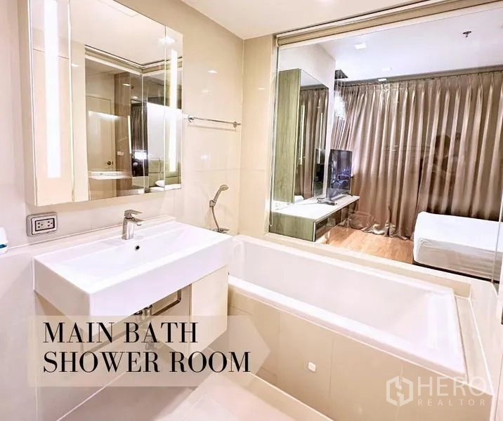 คอนโด ให้เช่าในWatthana, Bangkok - ห้องน้ำในตัวมีอ่างติดหน้าต่างมองเห็นห้องนอนและกระจกบานใหญ่