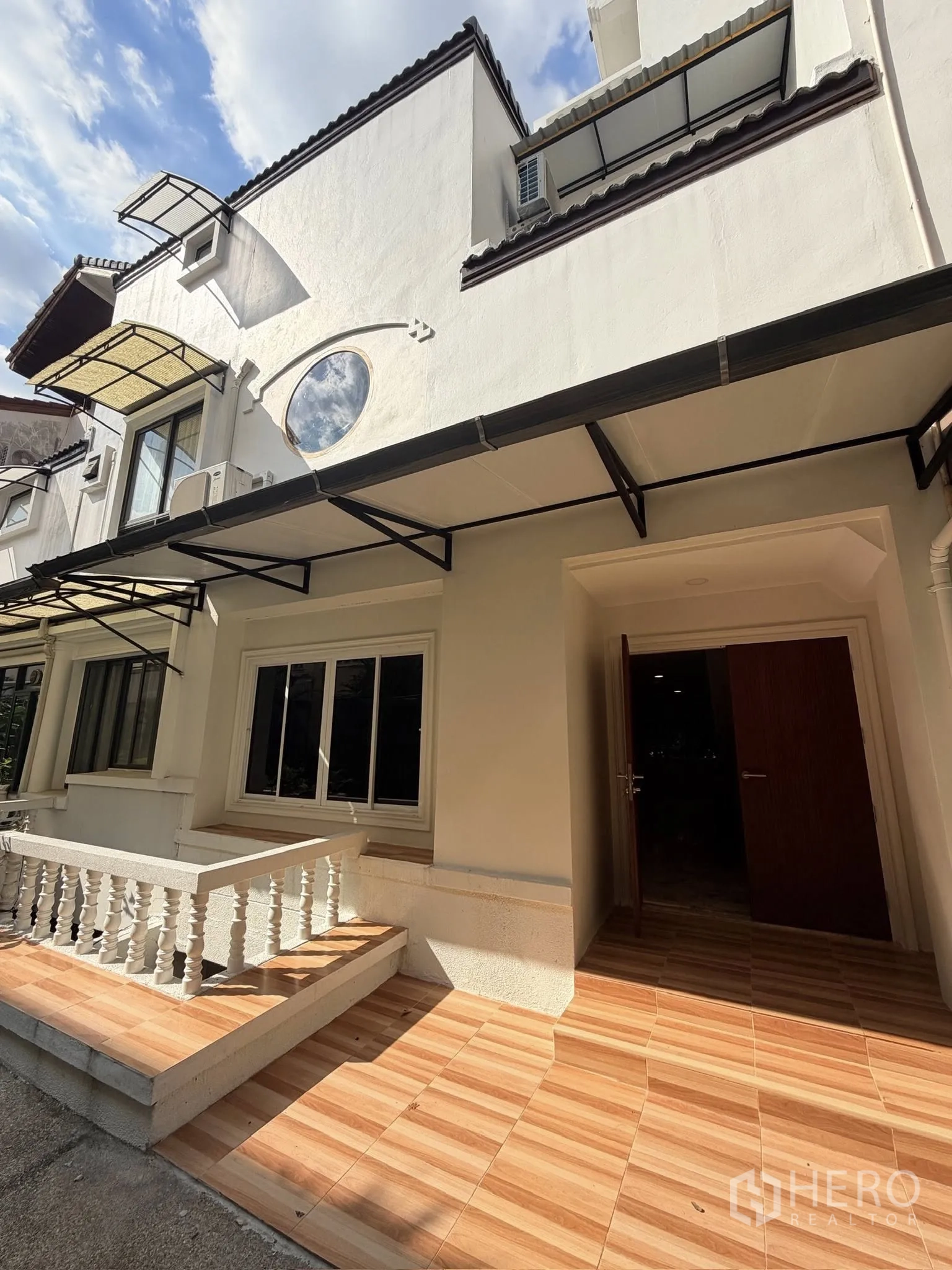 联排别墅 for rent or sale in Yan Nawa, Bangkok - 三层白色联排别墅外观，带铺砖前庭和遮阳棚