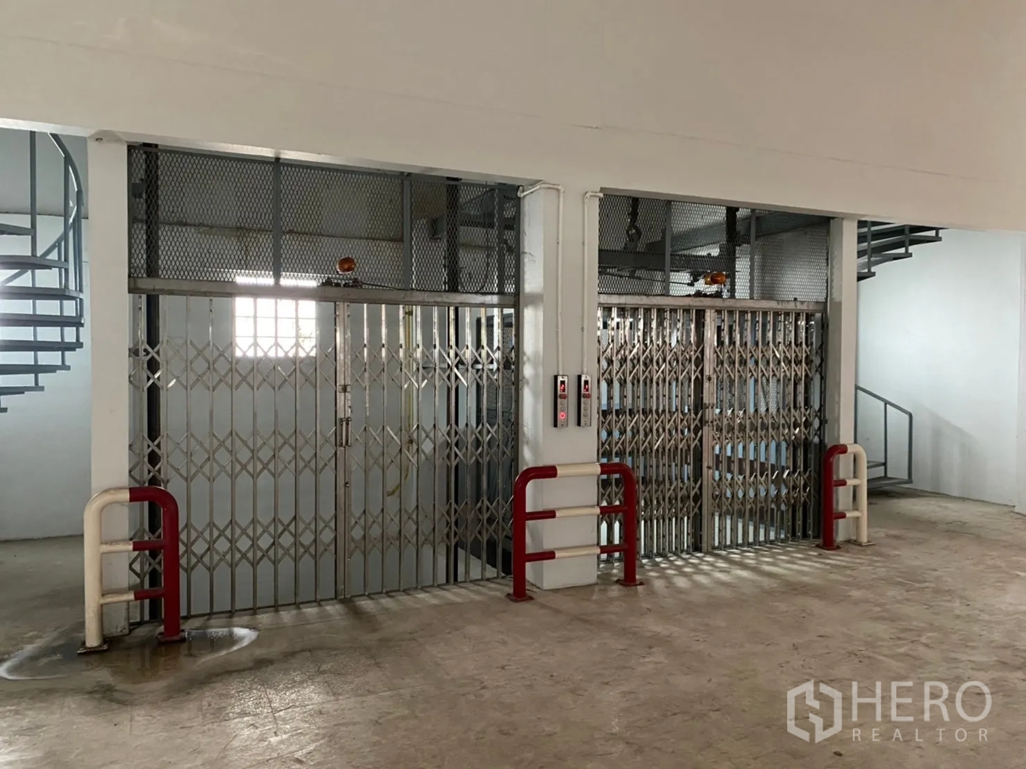 货栈 出租在Lat Krabang, Bangkok - 双货梯，折叠金属门与防撞护柱