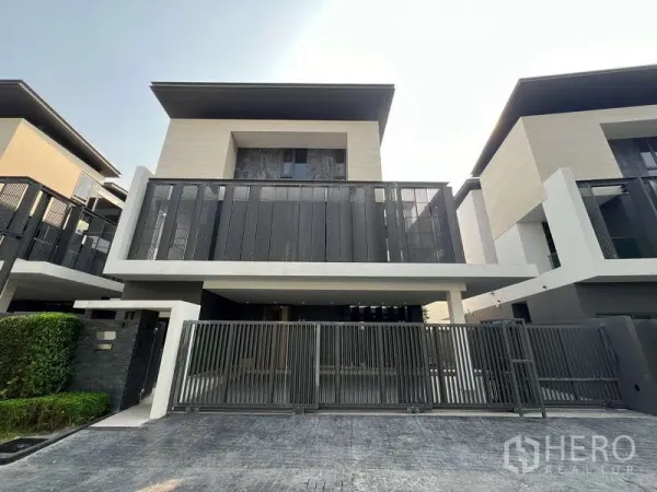 独立式住宅 出租在Suan Luang, Bangkok - 现代独栋别墅正立面，带金属大门与隐私阳台栏板