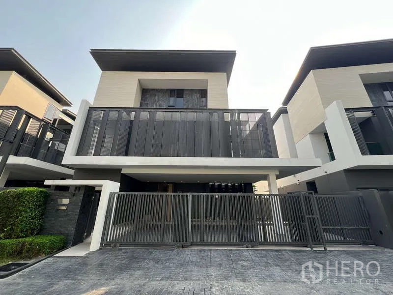 独立式住宅 出租在Suan Luang, Bangkok - 现代独栋别墅正立面，带金属大门与隐私阳台栏板