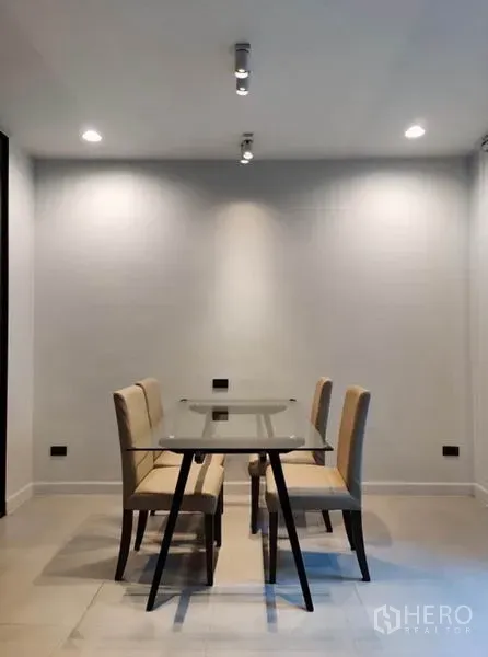 ทาวน์เฮาส์ ให้เช่าในSuan Luang, Bangkok - มุมทานอาหารแบบมินิมอล โต๊ะกระจกพร้อมเก้าอี้บุนวมสี่ตัว