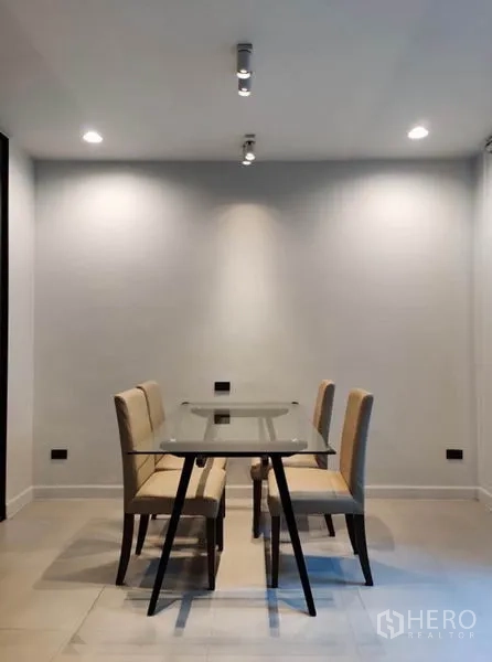 ทาวน์เฮาส์ ให้เช่าในSuan Luang, Bangkok - มุมทานอาหารแบบมินิมอล โต๊ะกระจกพร้อมเก้าอี้บุนวมสี่ตัว