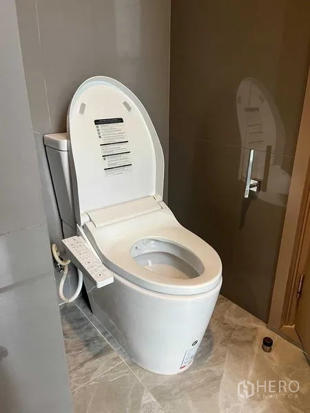 คอนโด ขายในWatthana, Bangkok - โถสุขภัณฑ์อัจฉริยะพร้อมระบบฉีดล้างในห้องน้ำร่วมสมัย