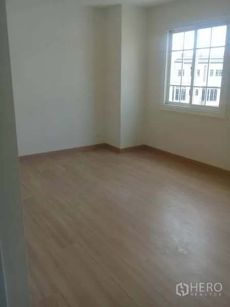 สำนักงานที่บ้าน ให้เช่าในBang Na, Bangkok - ห้องนอนมุม กว้างโปร่ง หน้าต่างบานใหญ่ พื้นลามิเนตไม้