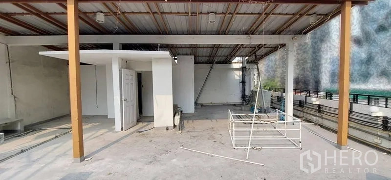 พื้นที่ขายปลีก ให้เช่า - โซนดาดฟ้ามุงหลังคา มีห้องบริการขนาดเล็กและโครงเหล็ก