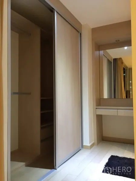 คอนโด ให้เช่าในWatthana, Bangkok - โถงพร้อมตู้เสื้อผ้าบานเลื่อนขนาดใหญ่และโต๊ะเครื่องแป้งบิวท์อินพร้อมกระจก