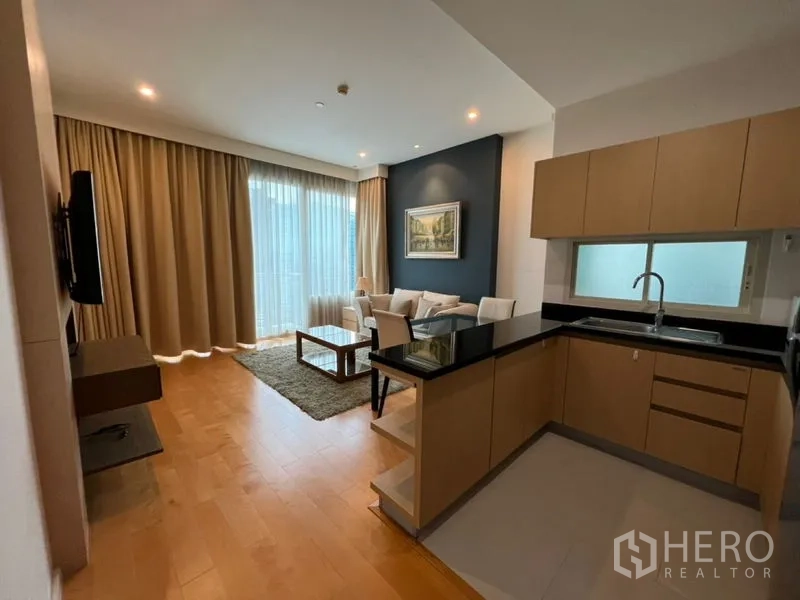 คอนโด ให้เช่าในChatuchak, Bangkok - พื้นที่ครัวและนั่งเล่นแบบโอเพ่นพร้อมผ้าม่านสูงจรดเพดานและพื้นไม้