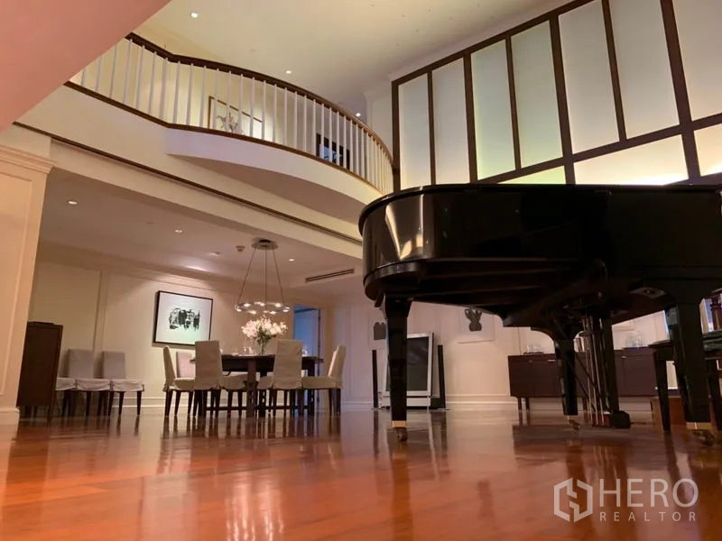 คอนโด ให้เช่าหรือขายในWatthana, Bangkok - โถงนั่งเล่นแบบโอเพนเพลน มีเปียโนแกรนด์ใต้เพดานสูงและราวกันตกชั้นลอย