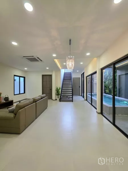 บ้าน ขายในKhlong Toei, Bangkok - โถงรับแขกยาว บันได กระจกบานใหญ่ และวิวสระ