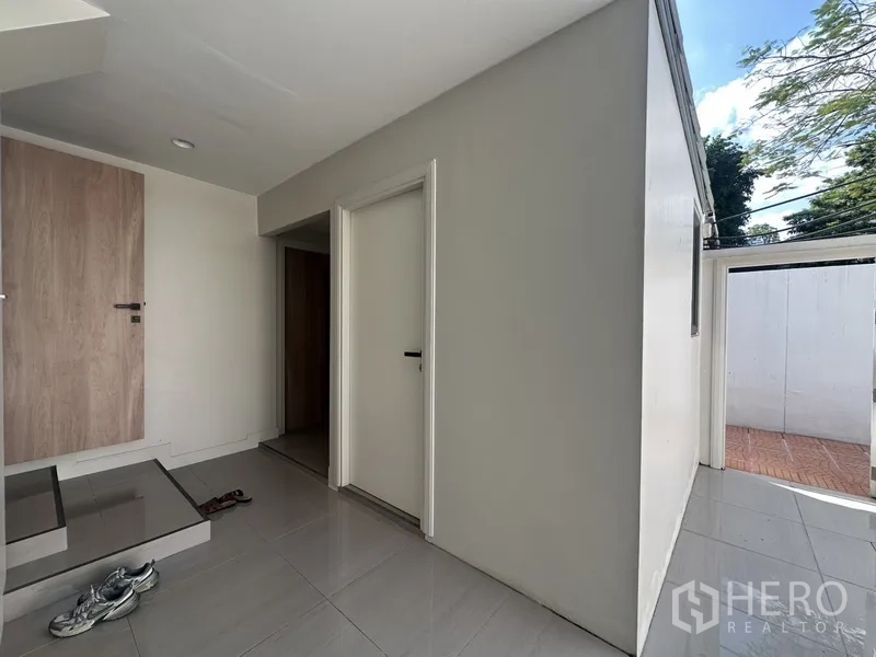 ทาวน์เฮาส์ ให้เช่าในWatthana, Bangkok - ทางเข้าหลังบ้านเชื่อมสู่ห้องบริการและประตูสนาม