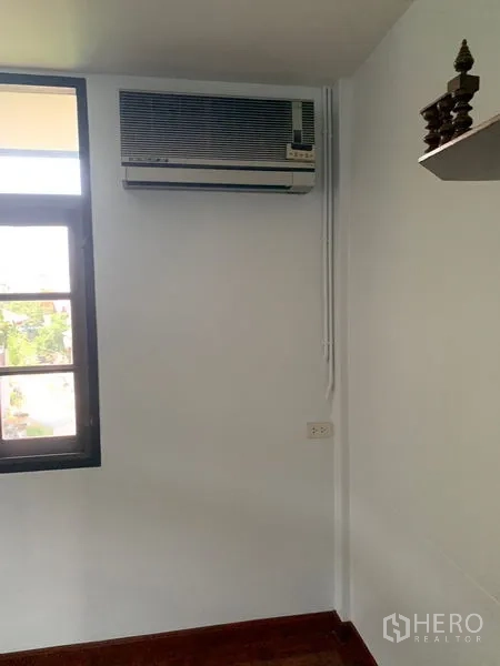 บ้าน ให้เช่าในKhlong Toei, Bangkok - เครื่องปรับอากาศติดผนังเหนือหน้าต่างในห้อง
