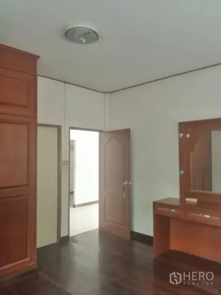 พื้นที่ขายปลีก ให้เช่าในWatthana, Bangkok - ห้องพร้อมตู้บิวท์อินและโต๊ะเครื่องแป้ง พื้นไม้ ประตูเชื่อมพื้นที่หลัก ปรับใช้เป็นออฟฟิศหรือห้องทรีตเมนต์ได้