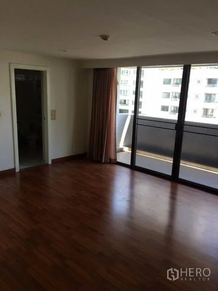 คอนโด ให้เช่าในWatthana, Bangkok - ห้องนอนสว่างพื้นไม้ ทางออกสู่ระเบียงผ่านบานเลื่อน และประตูเข้าห้องน้ำในตัว