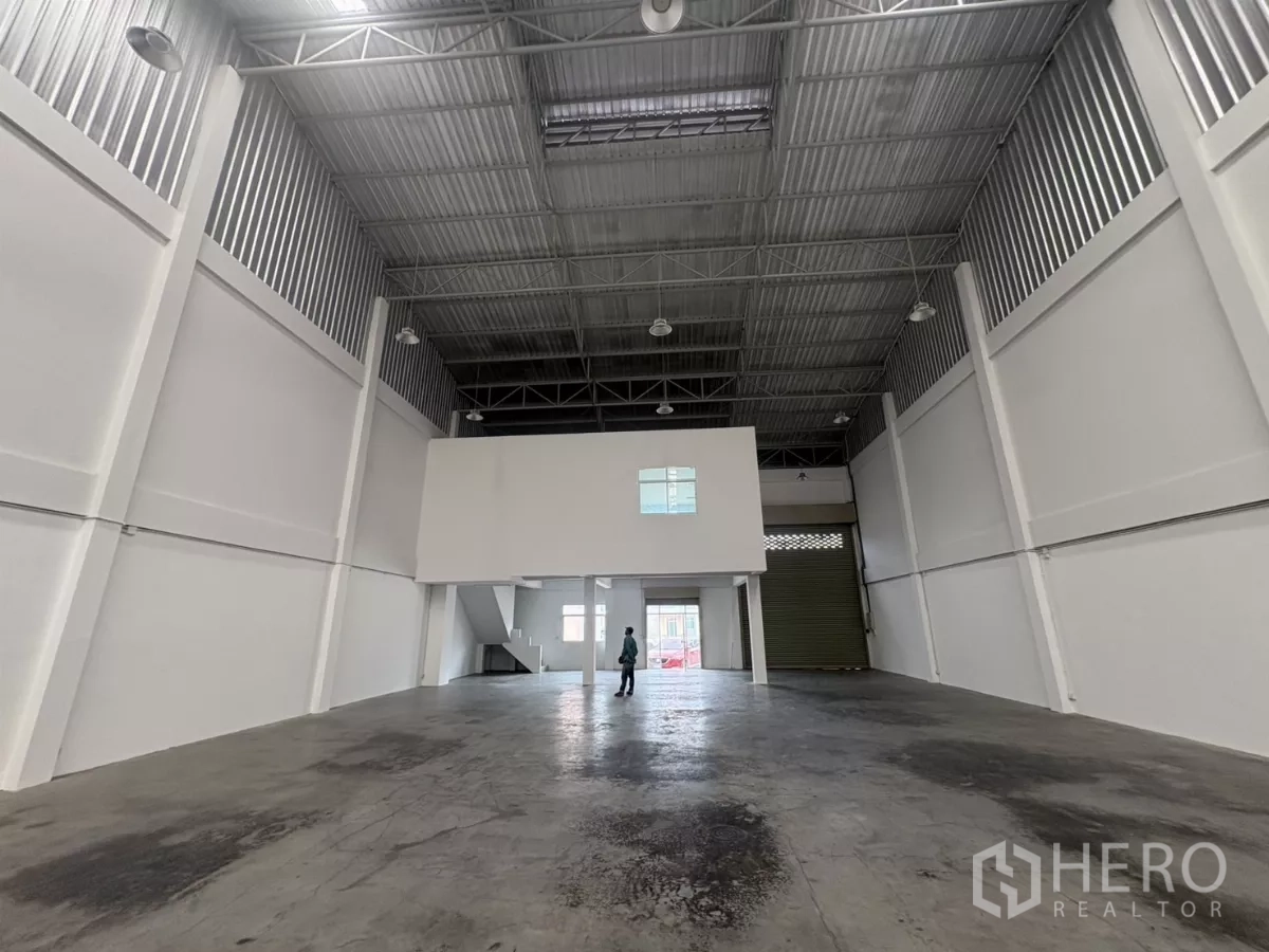 Factory for rent in Phra Samut Chedi, Samut Prakan - Central view of the factory floor with mezzanine block and tall insulated walls.