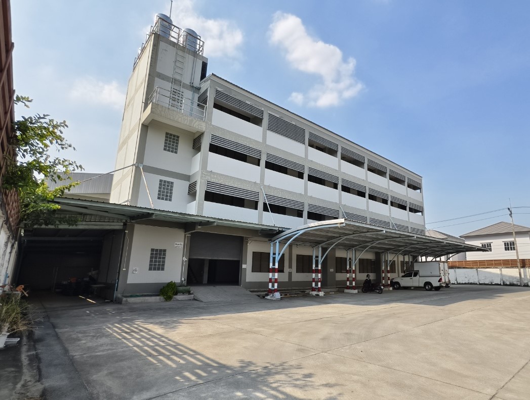 货栈 出租在Lat Krabang, Bangkok - 多层仓库外观，设有雨棚装卸月台与宽阔停车场地。