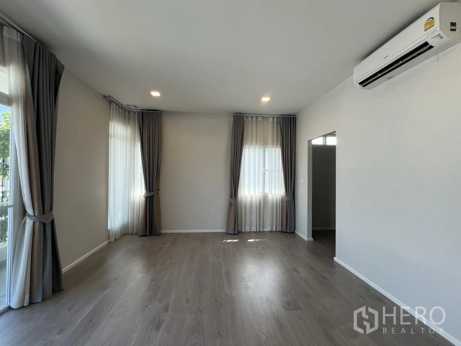 独立式住宅 出租在Prawet, Bangkok - 套内卫浴，石纹瓷砖与玻璃淋浴间。