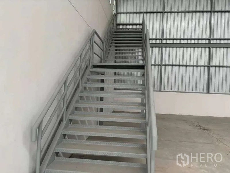货栈 出租在Nikhom Phatthana, Rayong - 仓库内的金属楼梯通往夹层