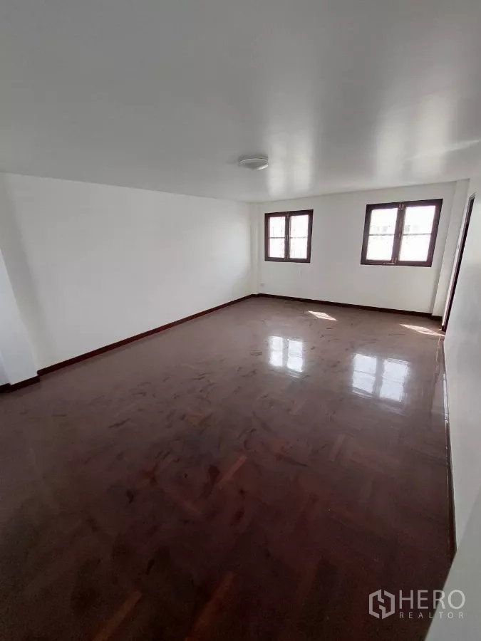 สำนักงานที่บ้าน ให้เช่าในYan Nawa, Bangkok - ห้องทำงานรับแสง พื้นปาร์เกต์เงาและหน้าต่างคู่