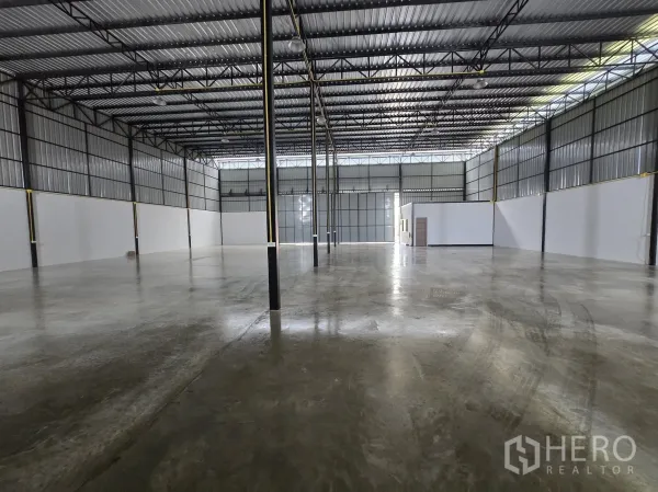 Warehouse for rent in Khlong Sam Wa, Bangkok - Spacious warehouse interior with high steel truss roof, skylight panels and polished concrete floor.