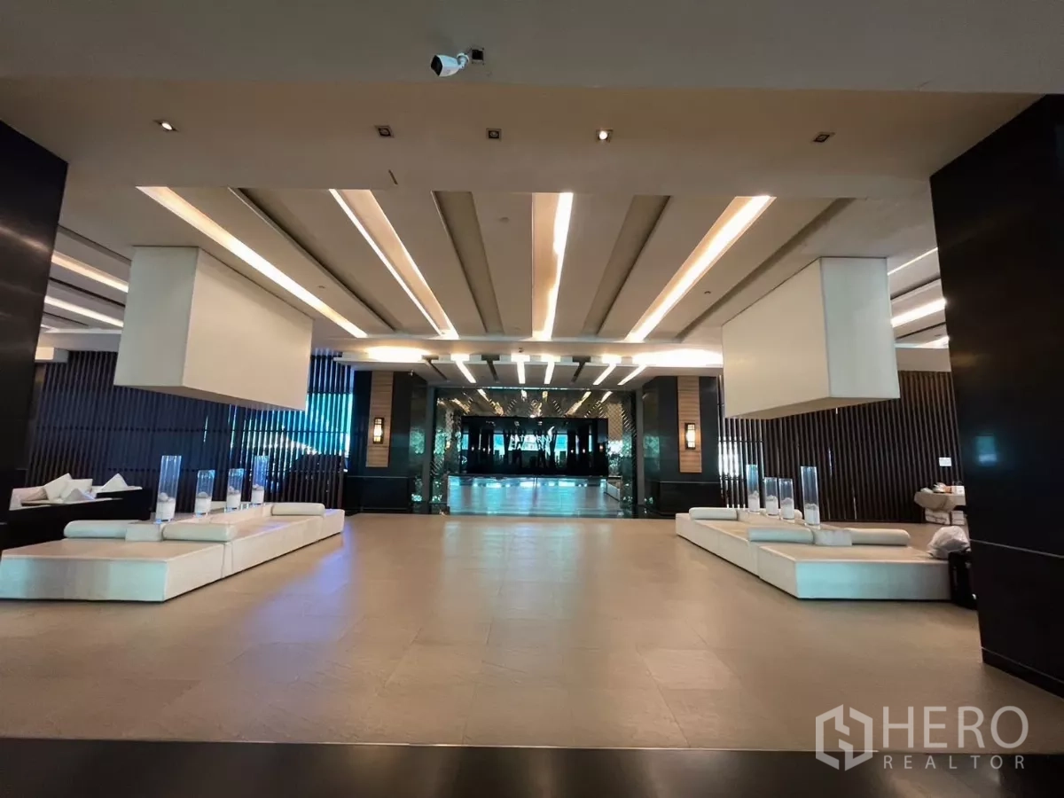 公寓 出租在Sathon, Bangkok - 现代公寓大堂，层次吊顶与白色休息区