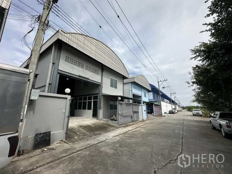 คลังสินค้า ให้เช่าในPak Kret, Nonthaburi - แถวโกดังริมถนนอุตสาหกรรมกว้าง รถบรรทุกเข้าออกสะดวก