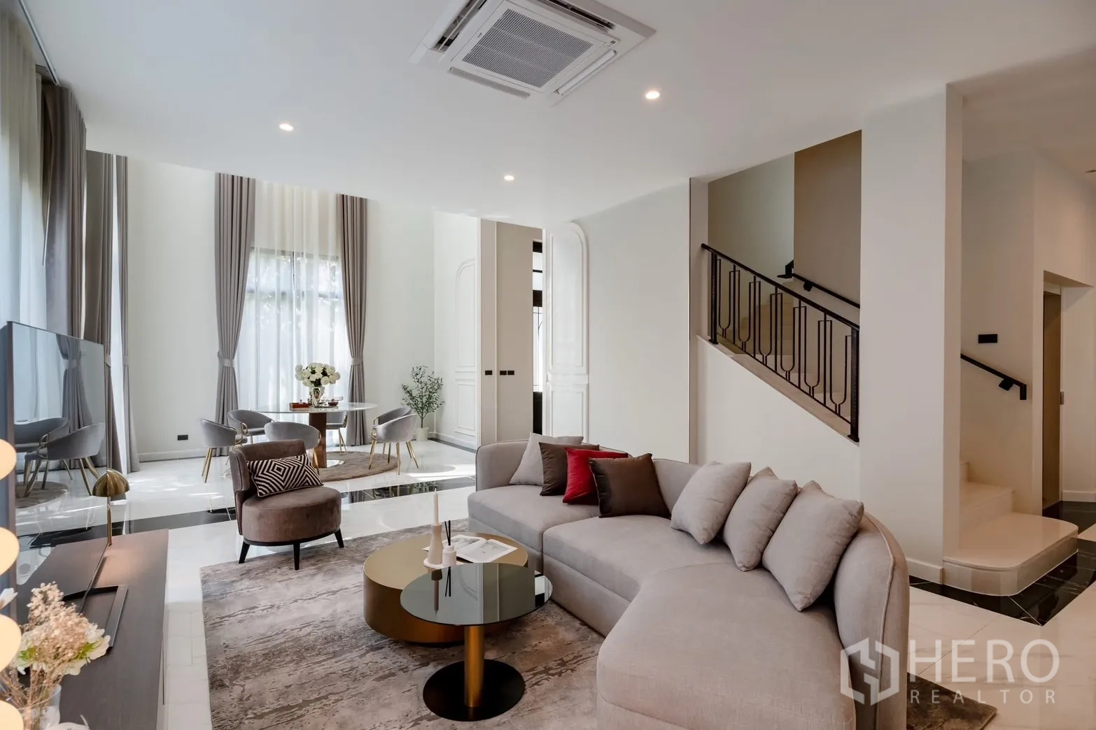 บ้านเดี่ยว for rent or sale in Saphan Sung, Bangkok - ห้องนั่งเล่นโซฟาตัวแอล โต๊ะกลาง และบันไดภายในบ้าน