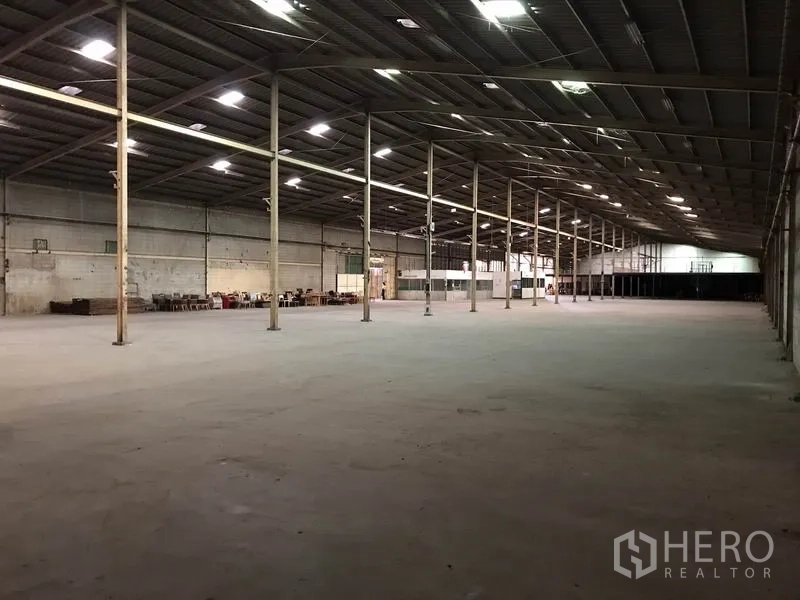 Warehouse for rent in Mueang Samut Sakhon, Samut Sakhon - Expansive warehouse floor with column grid ideal for racking and staging.