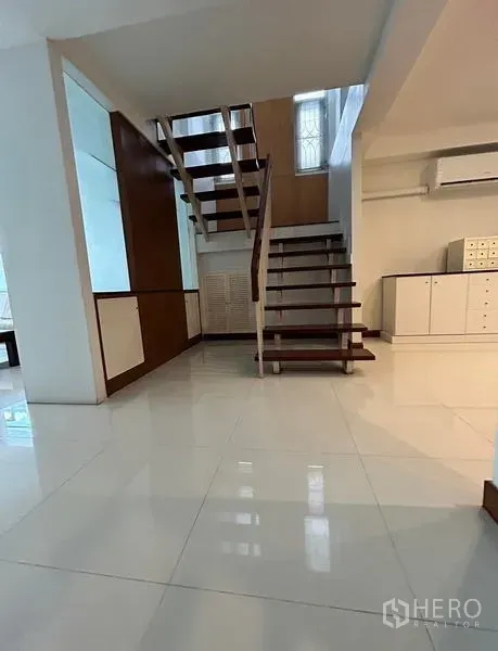 สำนักงานที่บ้าน ให้เช่าในSuan Luang, Bangkok - โถงทางเข้าพื้นกระเบื้องมันวาว บันไดไม้ลอย