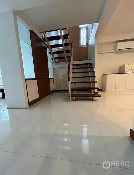 สำนักงานที่บ้าน ให้เช่าในSuan Luang, Bangkok - โถงทางเข้าพื้นกระเบื้องมันวาว บันไดไม้ลอย