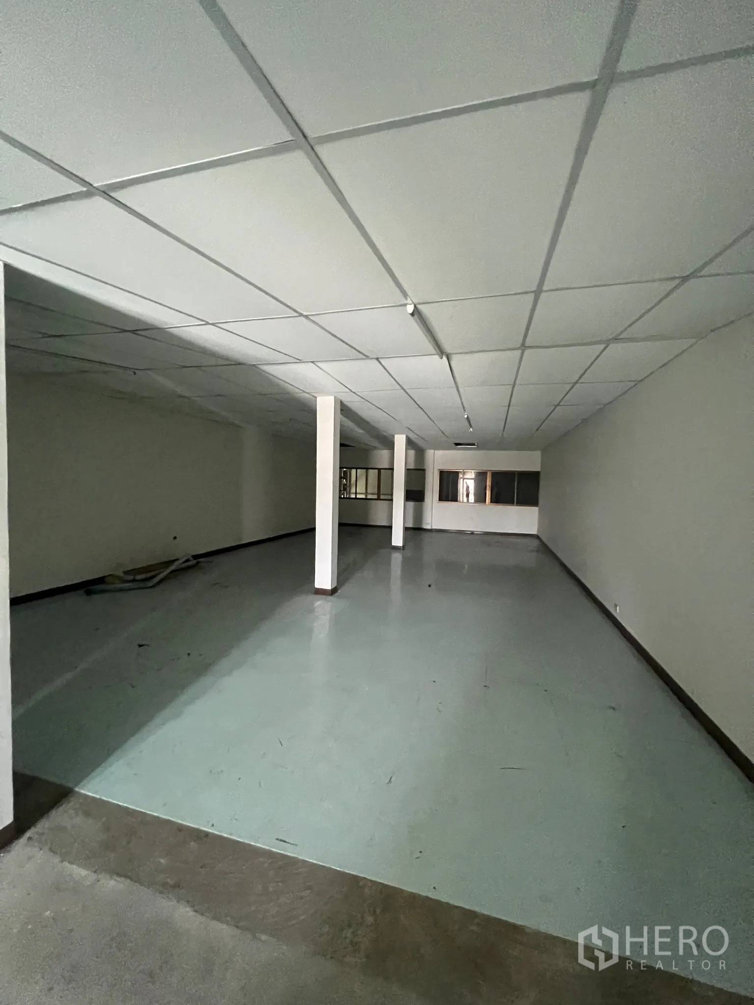 พื้นที่ขายปลีก ให้เช่าในWatthana, Bangkok - พื้นที่เก็บของหรือส่วนหลังร้านเพดานต่ำ พื้นเรียบกว้าง