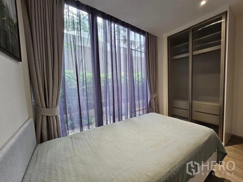 คอนโด ให้เช่าหรือขาย - ห้องนอนที่สอง หน้าต่างสูงจรดเพดานและตู้เสื้อผ้าบานเลื่อน