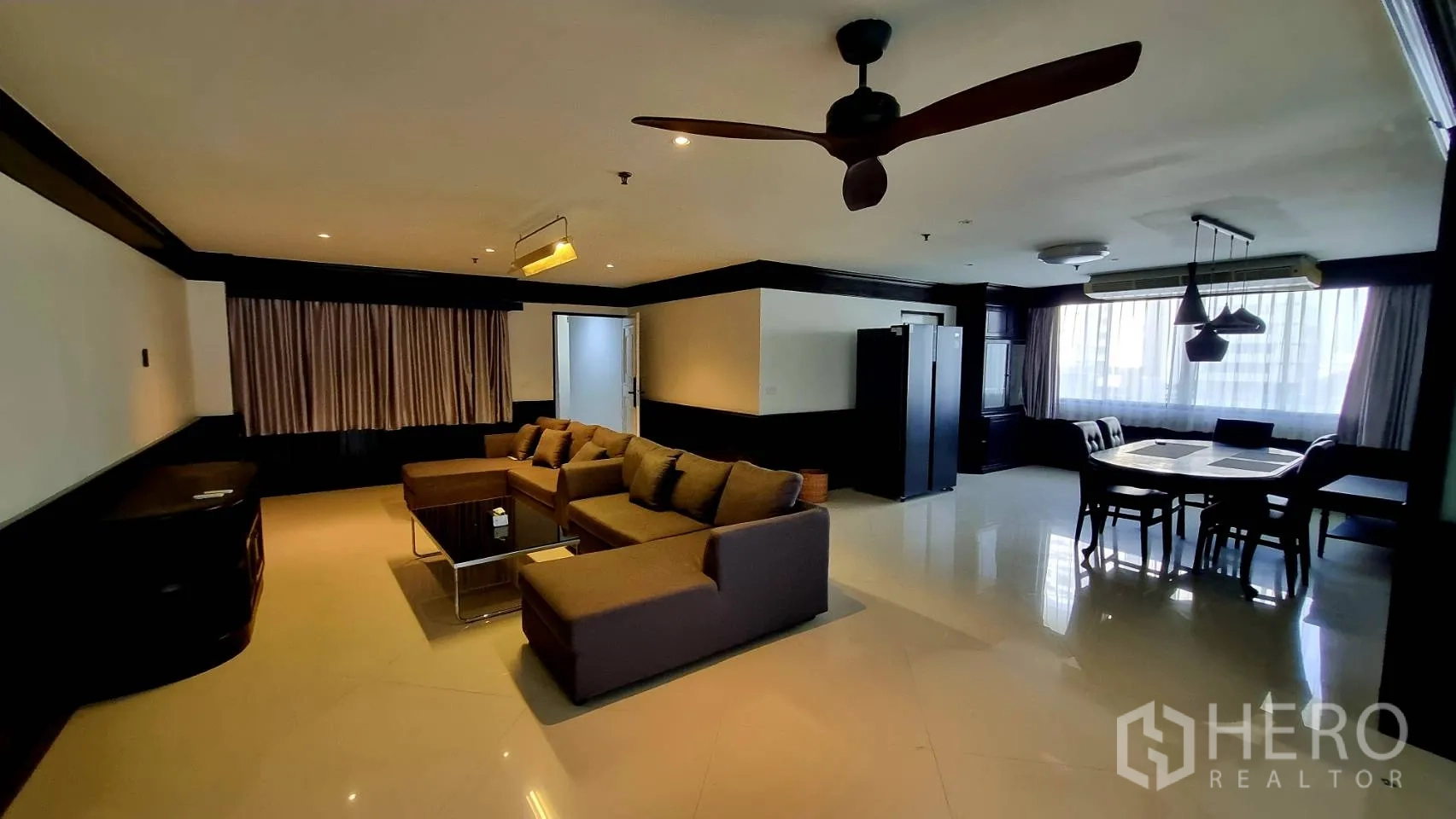 公寓 出租在Watthana, Bangkok - 宽大的客餐厅，吊扇与大面积采光窗。