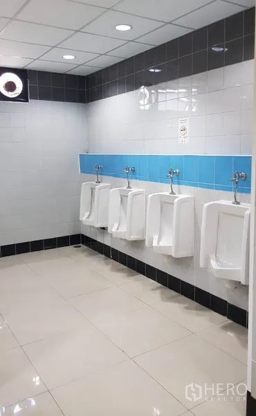 สำนักงาน ให้เช่าในHuai Khwang, Bangkok - แถวโถปัสสาวะในห้องน้ำชาย ปูกระเบื้อง ไฟเพดานสว่าง