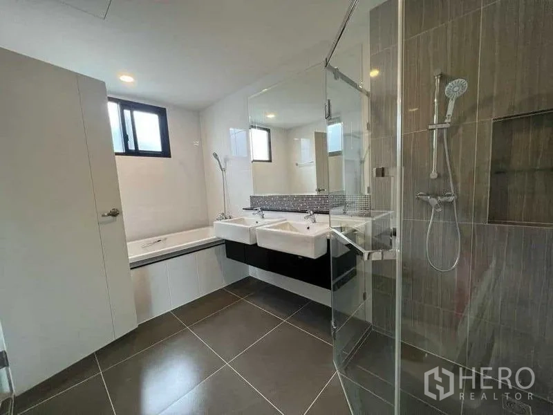 บ้าน ให้เช่าในMueang Nonthaburi, Nonthaburi - ห้องน้ำมีอ่างอาบน้ำ อ่างล้างหน้าคู่ และตู้กระจกกั้นอาบน้ำ