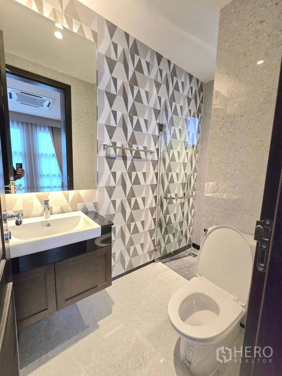 Property Image #15 for property HRE00297