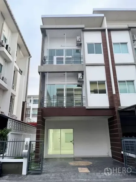 Home Office for rent in Bueng Kum, Bangkok - Modern three-storey corner home office exterior with covered carport and glass frontage
