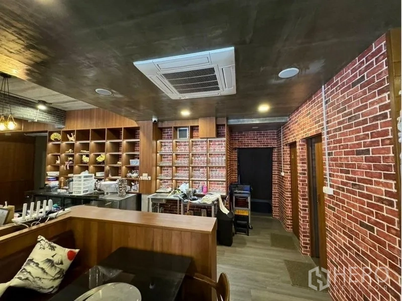 店屋 出租在Watthana, Bangkok - 室内带红砖特色墙、内置货架和吊顶嵌入式空调