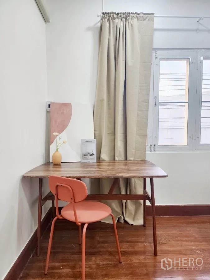 Detached House for rent in Chatuchak, Bangkok - Work corner with wooden desk, coral chair and natural light from window.