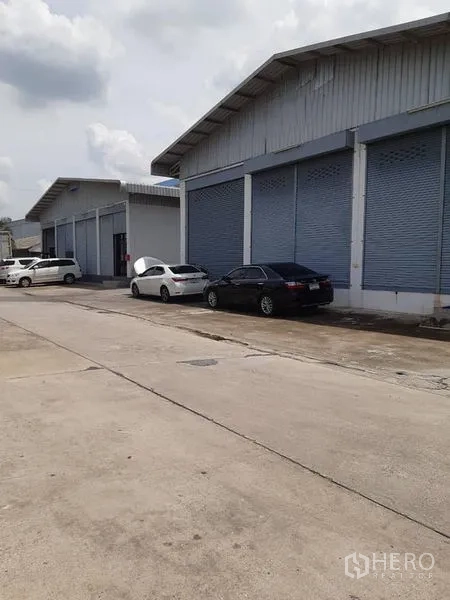 คลังสินค้า ให้เช่าในBang Phli, Samut Prakan - แถวโกดังหลายยูนิตพร้อมประตูม้วนตลอดแนวถนนคอนกรีตกว้าง